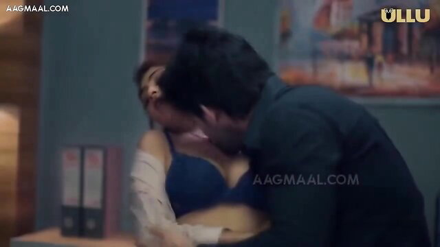 Indian MILF in blue bra passionately kissed by man in office