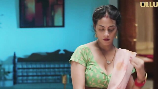 Desi Indian MILF in deep green saree blouse, cleavage tease, Palang Tod Siskiyaan