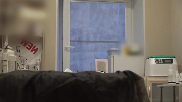 Bulge dick flash at beautician appointment by unknown model