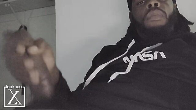 Ebony stud strokes massive BBC in solo amateur closeup