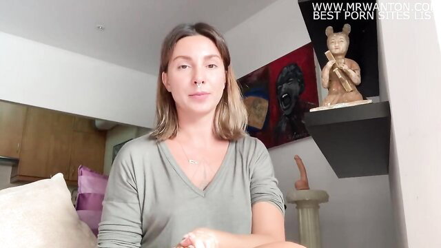 Amateur MILF tutorial on licking fingering girls in cozy room