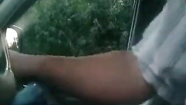 Amateur public dickflash: nude woman flashes leg from car window