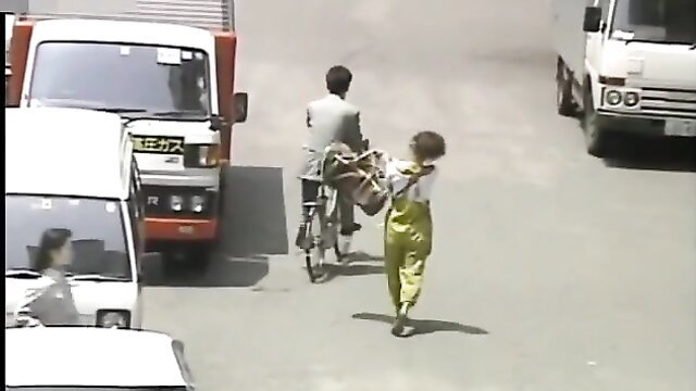 Young Yuki Morihara in yellow overalls with Mariko Itsuki by truck, JAV idol