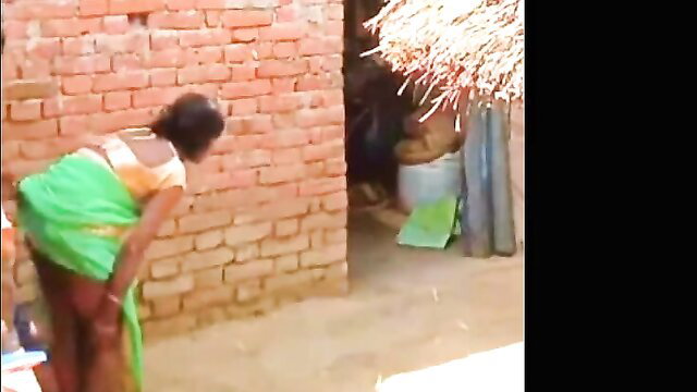 Indian aunty in green saree bending over showing big ass outdoors