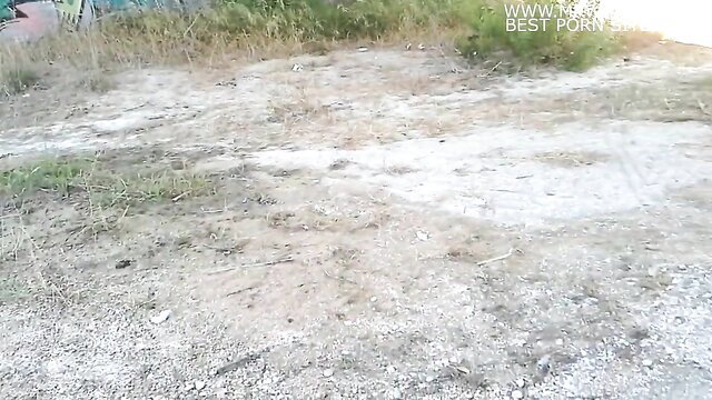 Amateur solo female masturbating outdoors in Rome park