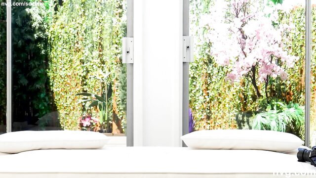 Thick amateur girl big ass on bed by window with camera Net Video Girls