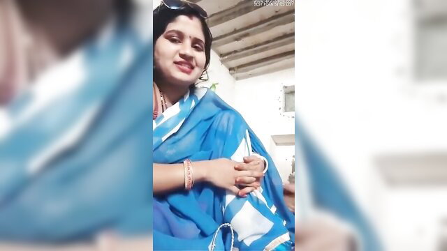 Smiling Indian MILF in blue saree, hot desi amateur couple cam tease