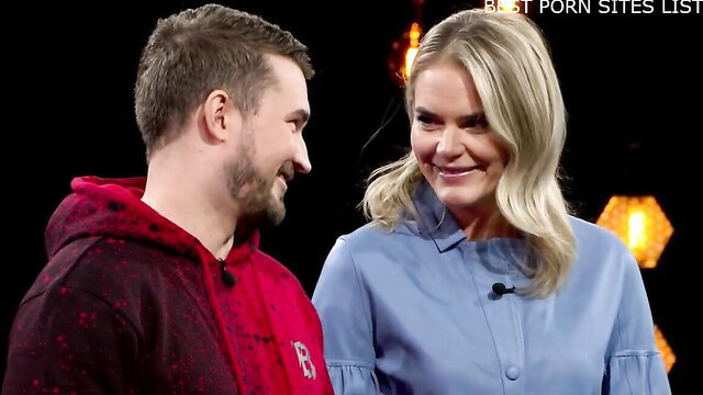Naked Attraction Suomi S01 E03 hosts smiling on stage, clothed chat