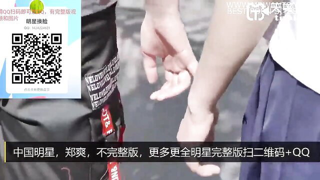 Chinese beauty Zheng Shuang holds hands outdoors, sexy casual wear