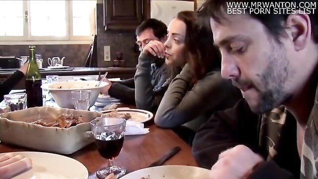 Brunette woman at dinner table with men in Liberte Sexuelle amateur scene