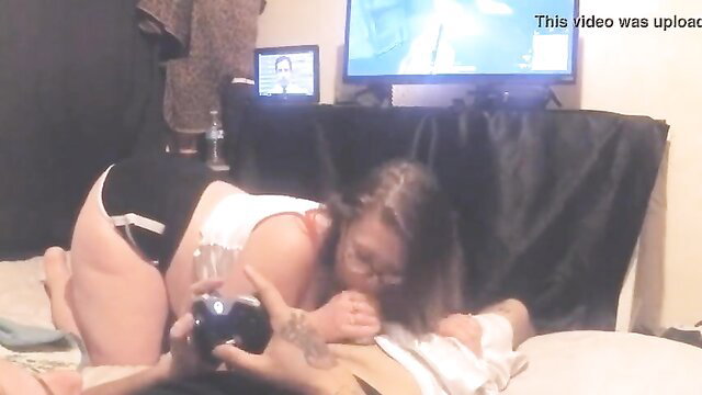 Blonde amateur babe gives oral to guy on bed in homemade vid