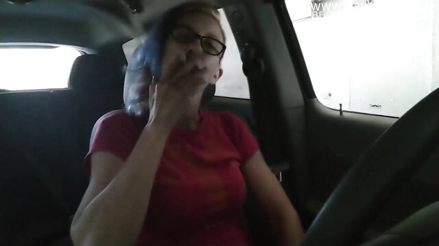 Blue-haired glasses MILF smoking and fingering in car wash masturbation