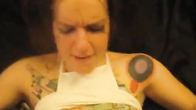 Tattooed amateur babe Candy Gal in apron, teasing nude body closeup