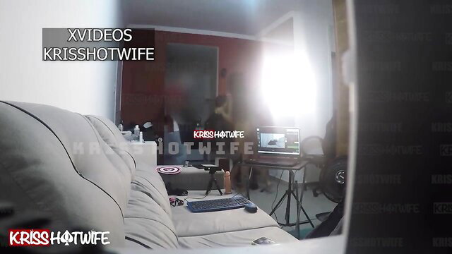 KrissHotwife seduces barber for blowjob in cuckold home scene