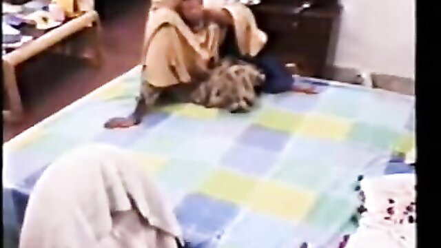 Indian GF homemade cheat sex MMS leaked, couple on bed