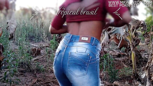 Tropical Brasil brunette bombshell in tight jeans, big ass outdoor tease