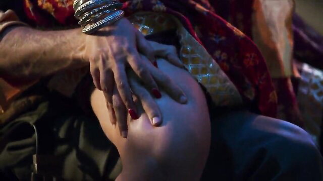 Rani Chatterjee Bhojpuri star groped on bus in sexy saree