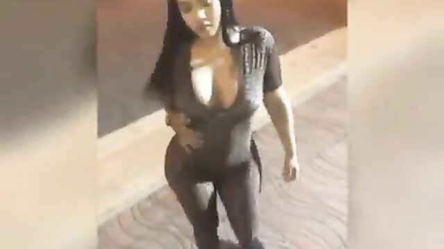 Sexy Peruvian veneca twerking her big ass in tight bodysuit