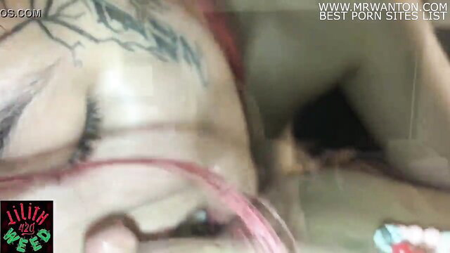 Tattooed amateur babe with big ass in pink toy insertion closeup