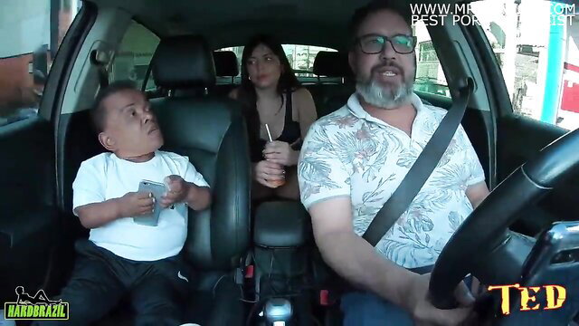 Pamela Pantera with dwarf Zezinho Teves in car, teasing ass ride