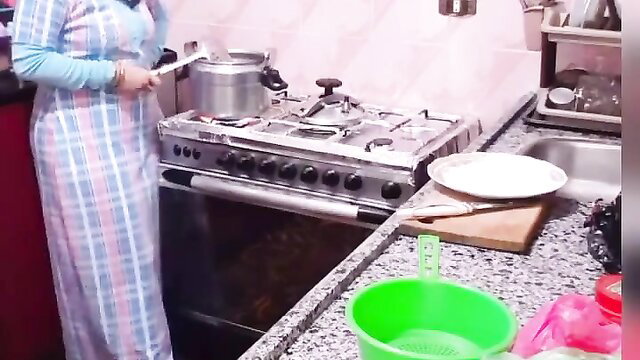 Arab mom in tight dress cooking, big ass tease