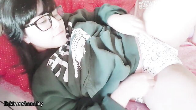Hana Lily amateur teen in diaper fingering pussy on bed