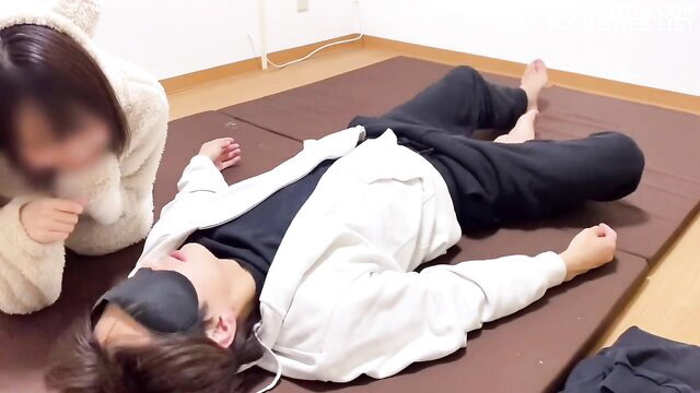 Emuyumi Couple hot girl in bear cosplay blindfolds man on futon