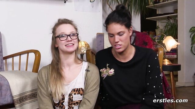 Two hot amateur girls smiling on couch in Ersties Zu Besuch zum Sex