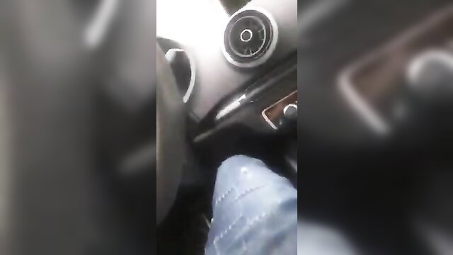 Egyptian sharmota flashing in car, legs spread amateur tease