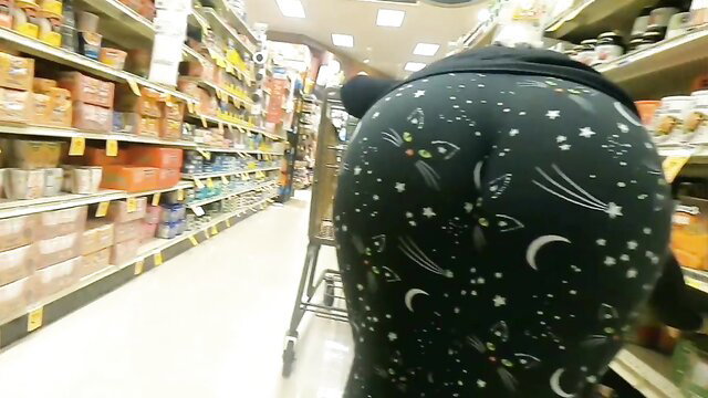 Mom's fat ass wedgie in tight starry leggings at grocery store