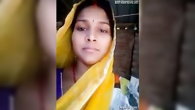Indian bhabhi in yellow saree lifts to flash pussy closeup