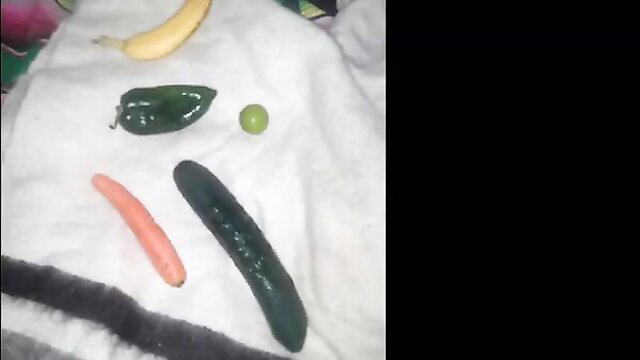 Sarita hippie MILF teases with banana, carrot, cucumber, pepper in public amateur vid