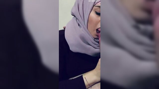 Hijab Arab beurette sucking big cock closeup