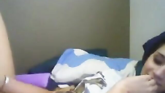 Teen webcam girl lying nude on bed smiling seductively