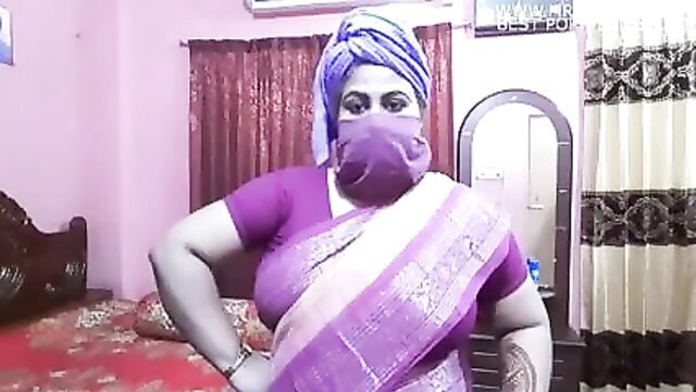 Desi aunty in purple saree and mask poses seductively for sex talk