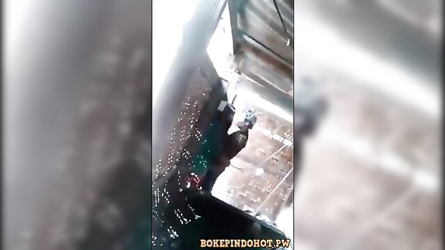 Indonesian paman fucks jablay hijau in gubuk, spied 6min amateur
