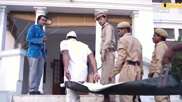 Palang Tod Siskiyaan S4P2: Cops carry body bag at mansion entrance