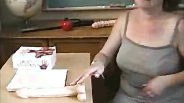 Mature amateur whore teases saggy tits and twat on desk