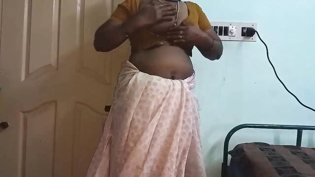 Chubby Indian Mallu Aunty exposing tits in saree selfie