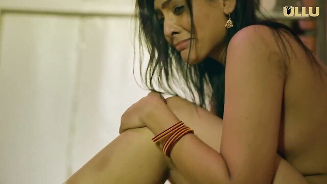 Nude Desi Indian babe with big tits squats seductively