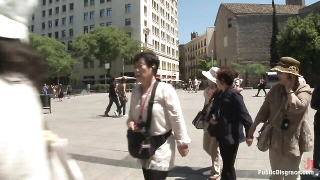 Princess Donna Dolore Franceska Jaimes group in public square Kink