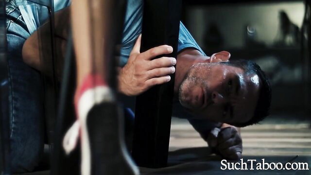 Mona Blue's 18yo bf peeks under bed as dad grips his leg in taboo pounding