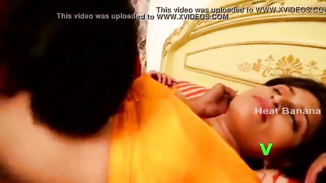 Hot Desi Aunty Heat Banana in sensual saree sex tape