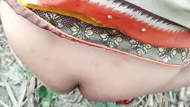 Indian village GF's big ass in saree, outdoor upskirt tease