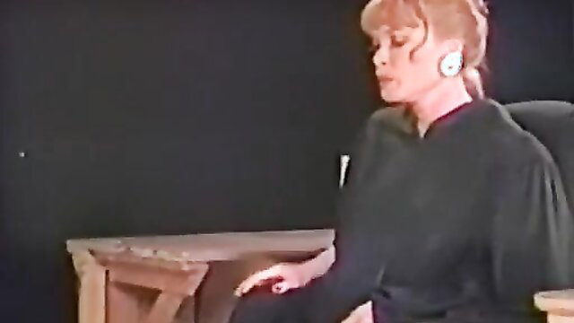 Blonde judge in robe starts steamy lesbian action with witness