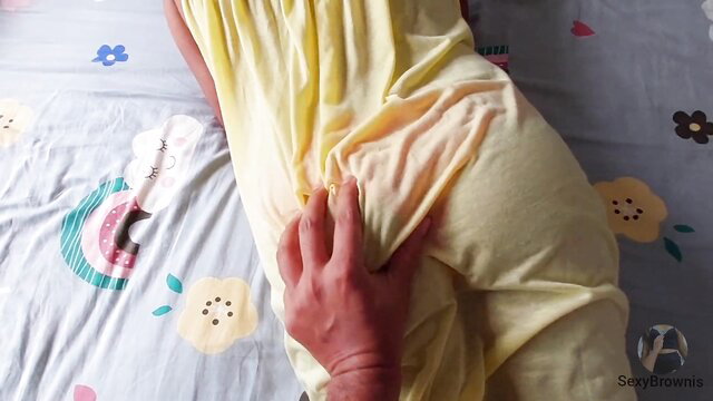 Hot MILF's massive booty grabbed in yellow dress by hand on bed