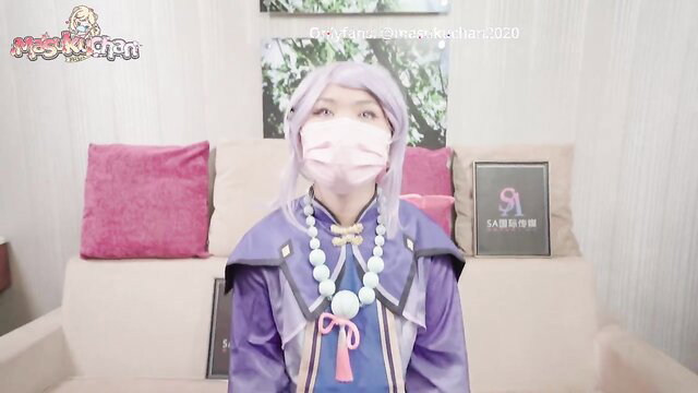 Cosplay girl MasukuChan in purple outfit and mask, thick thighs tease