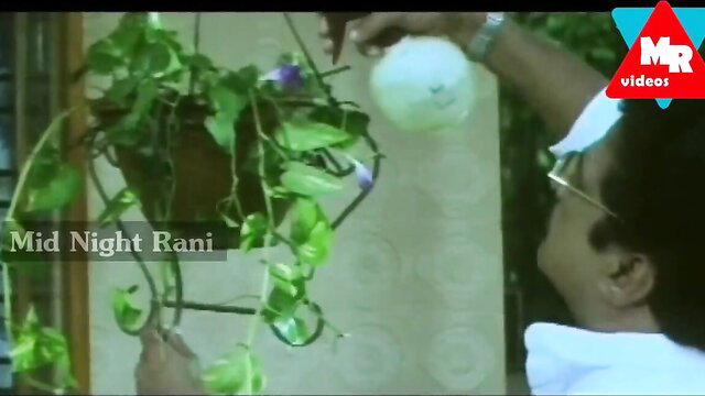 Malayala Mallu Aunty Warm waters plants in sexy saree blouse