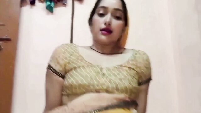 Indian bhabhi Monu in tight green blouse, seductive gaze