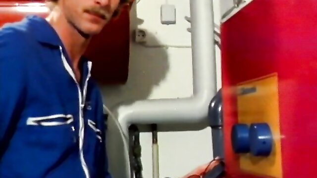 Vintage Junge Lust lover in blue uniform near pipes in Herzog scene